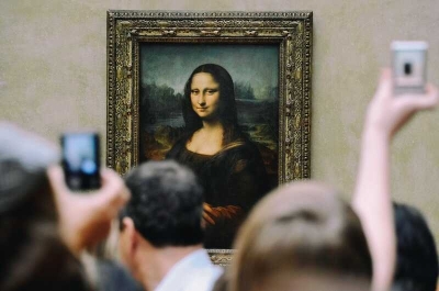Мону Лизу могут перенести в отдельную комнату в Лувре из-за жалоб туристов